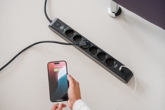 &Uuml;berspannungsschutz-Steckdosenleiste 6-fach 13.500 A mit 1x USB C PD 20W, 1x USB A 20W, 2m H05VV-F 3G1,5 schwarz - Anwendungsbild