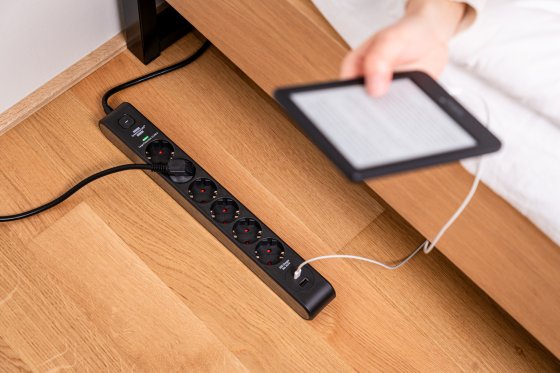 Überspannungsschutz-Steckdosenleiste 6-fach 13.500 A mit 1x USB C PD 20W, 1x USB A 20W, 2m H05VV-F 3G1,5 schwarz/anthrazit - Anwendungsbild
