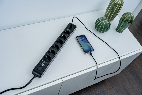 &Uuml;berspannungsschutz-Steckdosenleiste 6-fach 45.000 A mit 2x USB C PD 36W, 1x USB A 36W, 2m H05VV-F 3G1,5 schwarz - Anwendungsbild