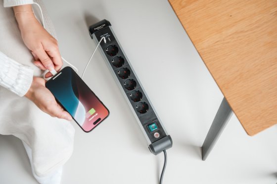 Premium-Alu-Line Steckdosenleiste 6-fach mit USB C PD 30W und USB A 18W 3m H05VV-F3G1,5 - Anwendungsbild
