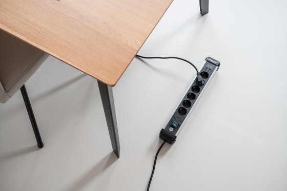 Premium-Alu-Line Steckdosenleiste 6-fach mit USB C PD 30W und USB A 18W 3m H05VV-F3G1,5 - Anwendungsbild