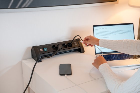Premium Office-Line Steckdosenleiste 4-fach schwarz mit USB C PD 30W und USB A 18W, 1,8m H05VV-F3G1,5  - Anwendungsbild