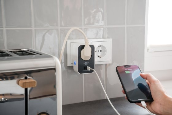 brennenstuhl&reg;Connect WiFi Steckdosenadapter WA 3600 PD01, 2x USB C, wei&szlig;/schwarz - Anwendungsbild