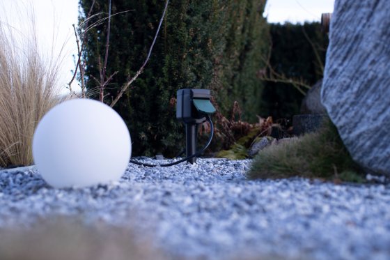 brennenstuhl&reg;Connect WiFi Gartensteckdose mit Erdspie&szlig; CS und Montageplatte IP44 2-fach 3m H07RN-F3G1,5 - Anwendungsbild