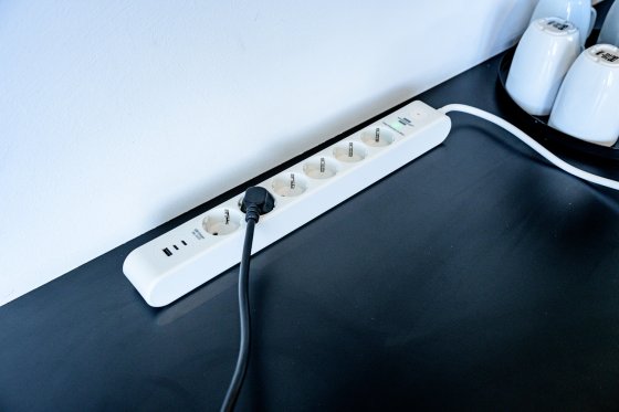&Uuml;berspannungsschutz-Steckdosenleiste 6-fach 45.000 A mit 2x USB C PD 36W, 1x USB A 36W, 2m H05VV-F 3G1,5 wei&szlig; - Anwendungsbild