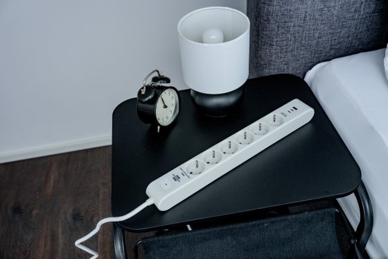 &Uuml;berspannungsschutz-Steckdosenleiste 6-fach 45.000 A mit 2x USB C PD 36W, 1x USB A 36W, 2m H05VV-F 3G1,5 wei&szlig; - Anwendungsbild