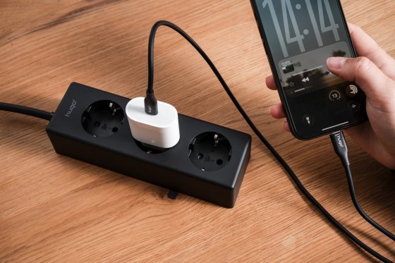 hugo! MAGNETIC Steckdosenleiste 3-fach mit magnetischer Unterseite, deep black - Anwendungsbild