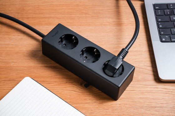 hugo! MAGNETIC Steckdosenleiste 3-fach mit magnetischer Unterseite, deep black - Anwendungsbild