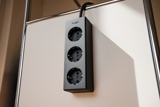 hugo! MAGNETIC Steckdosenleiste 3-fach mit magnetischer Unterseite, deep black - Anwendungsbild