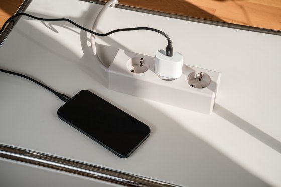 hugo! MAGNETIC Steckdosenleiste 3-fach mit magnetischer Unterseite, cream white - Anwendungsbild