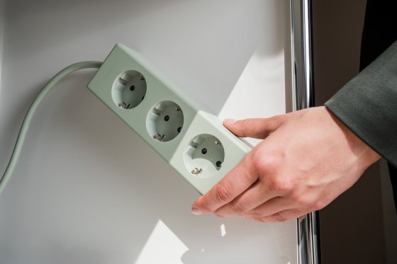 hugo! MAGNETIC Steckdosenleiste 3-fach mit magnetischer Unterseite, mint green - Anwendungsbild