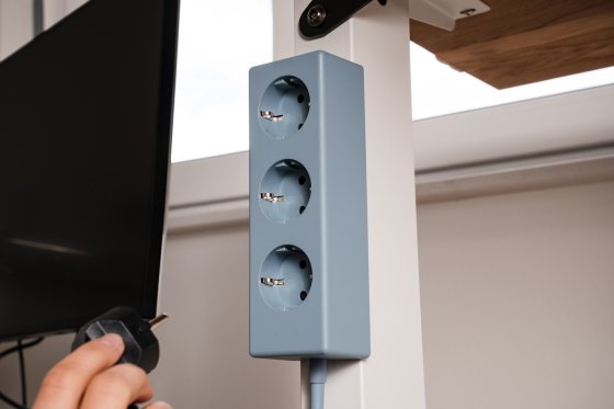 hugo! MAGNETIC Steckdosenleiste 3-fach mit magnetischer Unterseite, ice blue - Anwendungsbild