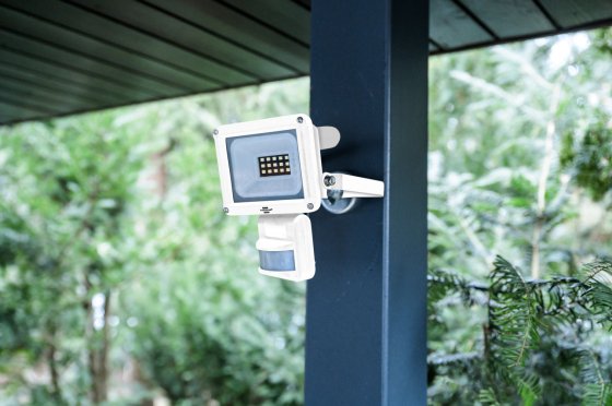 LED Strahler JARO 1060 WP mit Infrarot-Bewegungsmelder, 1150lm, 10W, IP65 - Anwendungsbild