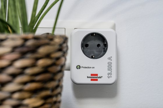 Adapter &Uuml;berspannungsschutz 13.500A wei&szlig; - Anwendungsbild