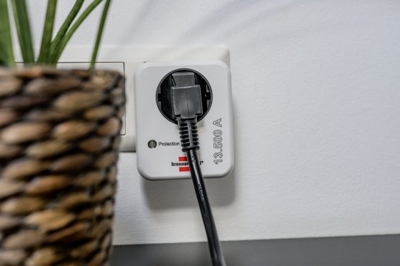 Adapter &Uuml;berspannungsschutz 13.500A wei&szlig; - Anwendungsbild