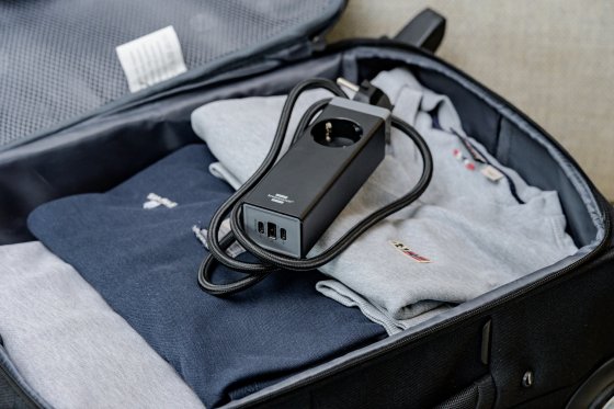 USB C Ladeger&auml;t mit 2x USB C 65W PD, 1x USB A 18W und Schutzkontakt-Steckdose - Anwendungsbild