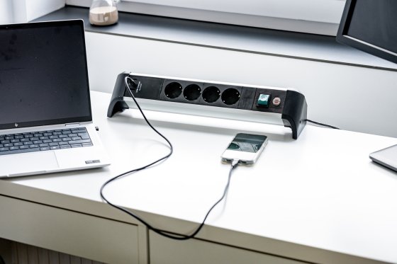Alu-Office-Line Steckdosenleiste mit USB C PD-Ladefunktion 4-fach 1,8m H05VV-F 3G1,5 - Anwendungsbild