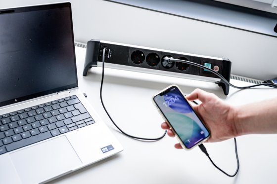 Alu-Office-Line Steckdosenleiste mit USB C PD-Ladefunktion 4-fach 1,8m H05VV-F 3G1,5 - Anwendungsbild