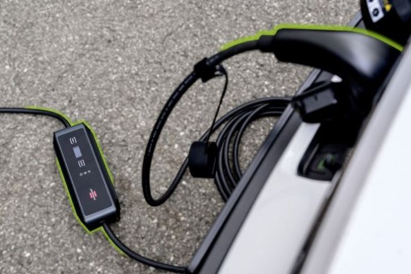 Elektroauto laden ohne Wallbox: Steckdose, CEE & mobile Lösungen